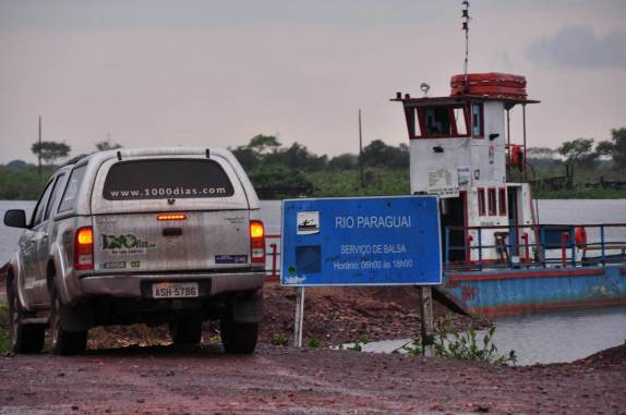 Travessia de balsa sobre o rio Paraguai, na estrada-parque do Pantanal Sul, na região de Corumbá, no Mato Grosso do Sul